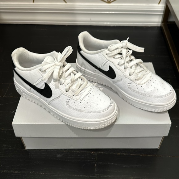 Like new in BoxNike Ir Force1 white/ with black swoosh sneakers size 5.5